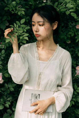 白丝美女被按在床上爆操