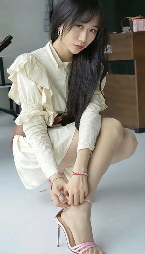 动漫美女舔下面扒开流水